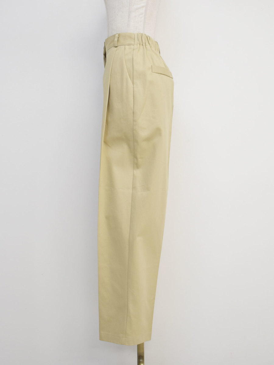 one tuck tapered pants